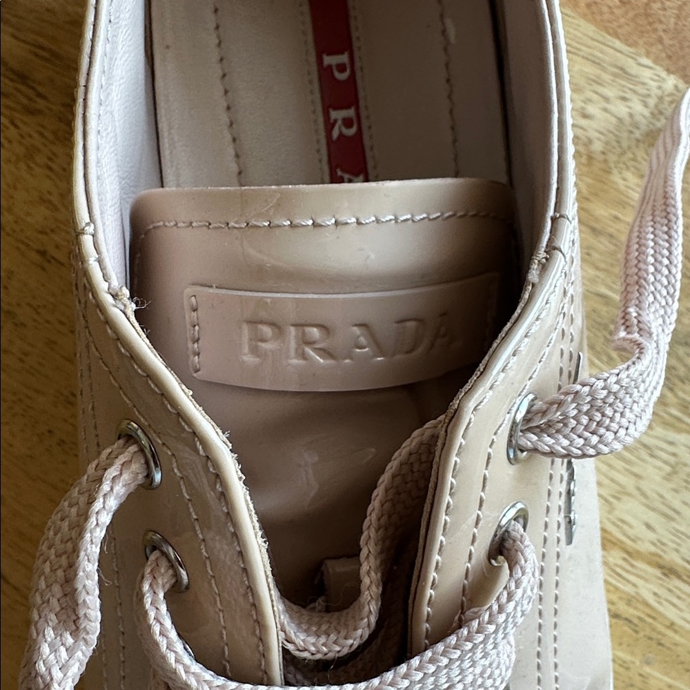 Prada ๐ฎ๐น Beige Patent Sneakers - Size 38 - Picture 11 of 12